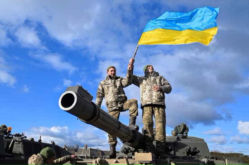堅守陣地的烏軍，在戰場上揚起烏克蘭旗幟。   翻攝自X帳號「@ArturRehi」