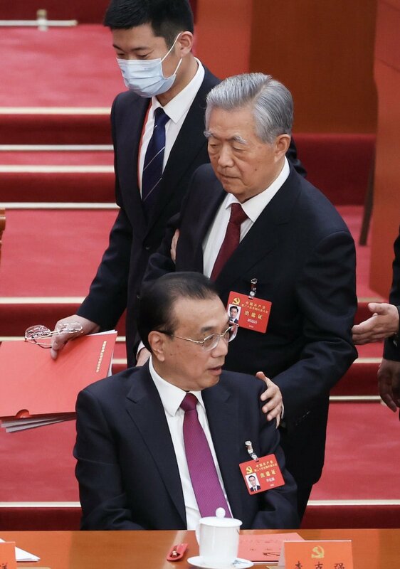 中國前總理李克強（最前）今（27）日凌晨在上海猝死。圖為中共20大時，胡錦濤被當中架離會場，離場前 拍了拍李克強的肩膀，似乎是有意提醒他要小心。   圖：翻攝自 郭宇 guoyu.eth X（前推特）帳號