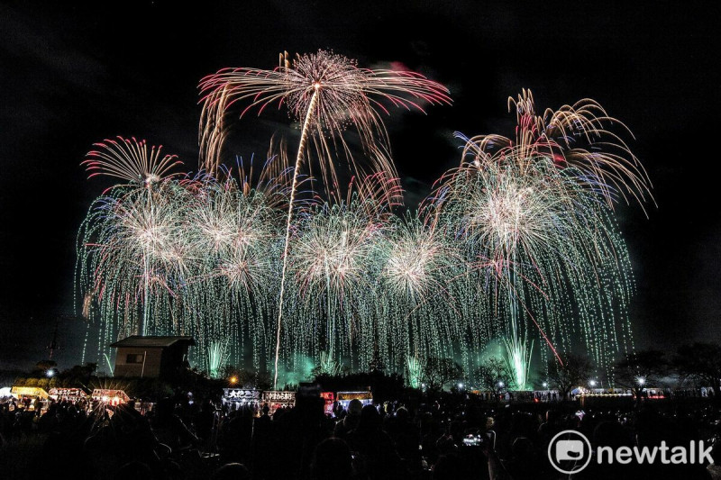 歷史悠久的土浦全國煙火大會，今年將在11月4日於土浦市佐野子櫻川湖畔沿岸舉辦，這是日本三大煙火大會中唯一在「非夏季」舉行的盛會，同時更是匯聚日本全國許多煙火匠人技術於一堂的大型競技比賽，不只煙花數量眾多，更可以欣賞到許多不同顏色、形狀的煙火效果，每年都吸引超過數十萬人次前往欣賞如藝術品般絢麗、絕美的煙火風采。   圖：台南市政府提供