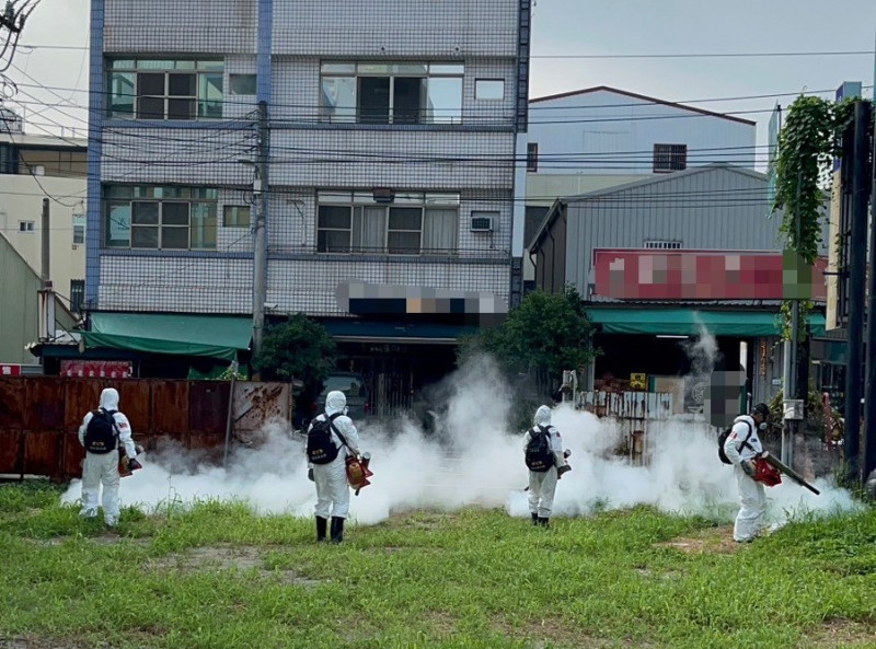 國軍化學兵協助執行噴藥防治。   圖：高雄市衛生局/提供