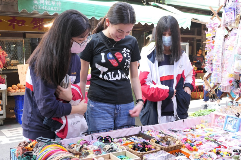 治平中學校方安排英國學生走入傳統市場購物，感受台灣濃濃人情味。   