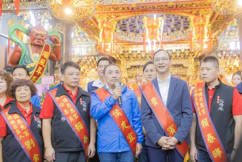 國民黨總統候選人侯友宜與國民黨主席朱立倫28日上午前往板橋慈惠宮參加2023北台灣媽祖文化節-媽祖巡安會香祈福，兩人也接受媒體訪問。   圖：國民黨提供