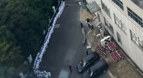 李克強逝世後，上海曙光醫院的醫護人員穿著白袍護送靈車離開。   圖:翻攝自Ｘ平台