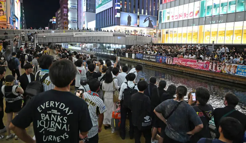 ▲阪神虎迷跳道頓堀，引發大批民眾關注，連日本警方也只能勸阻。（圖／美聯社／達志影像）   