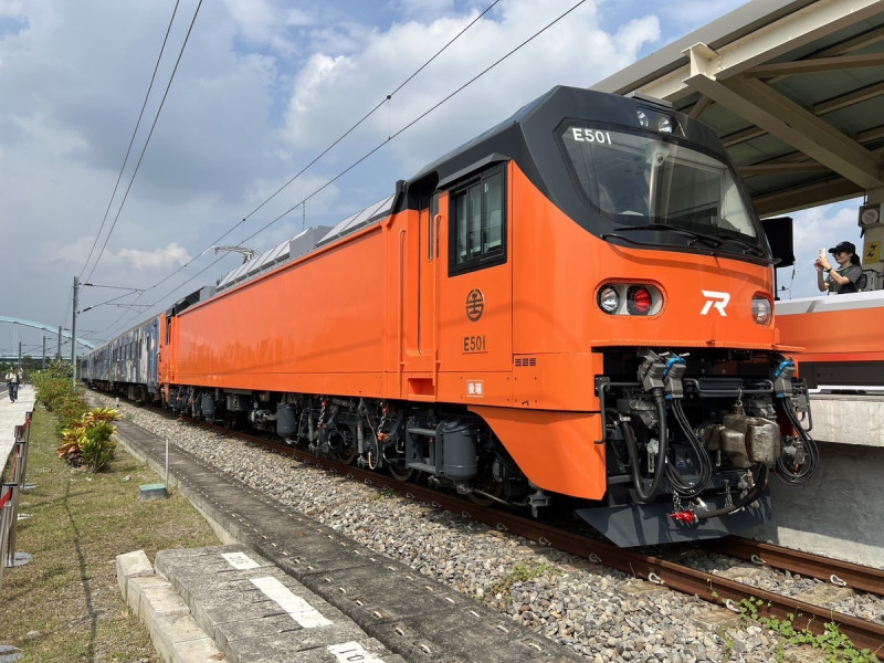 台鐵「十年購車計畫」主力車種中最新的E500型電力機車，今(28)日於潮州機廠以新車見面會方式正式亮相。   圖：台鐵局／提供