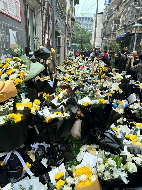 10 月 28 日凌晨，李克強故居合肥紅星路上悼念的花束已經堆疊成花牆。   圖:翻攝自 X 平台「李老師不是你老師」