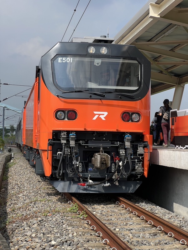 台鐵新車種最新E500型電力機車今(28)日首度亮相，未來將擔任推拉式自強號、莒光號及觀光列車的牽引任務。   圖：台鐵局／提供