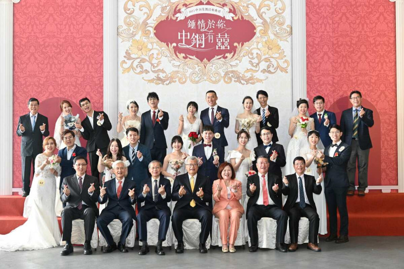 中鋼集團結婚典禮。貴賓為新人祝福。   圖：中鋼集團/提供