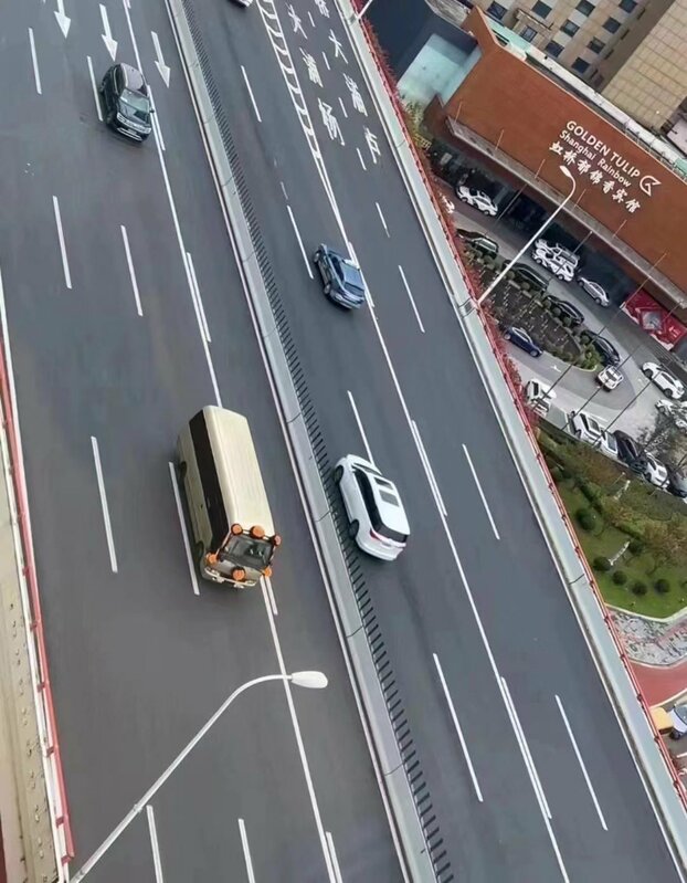 上海當天有部分路段實施封路管制，為配合靈車運送李克強遺體。   圖:翻攝自Ｘ平台「新聞調查 @xinwendiaocha」