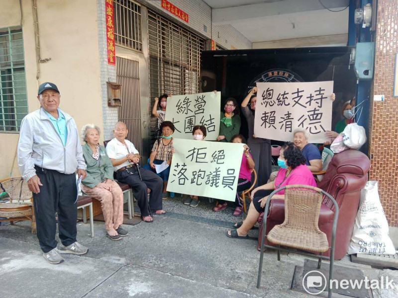 廖重山(左一)與綠營死忠支持者抗議黨中央不顧民意。   圖：孫家銘攝