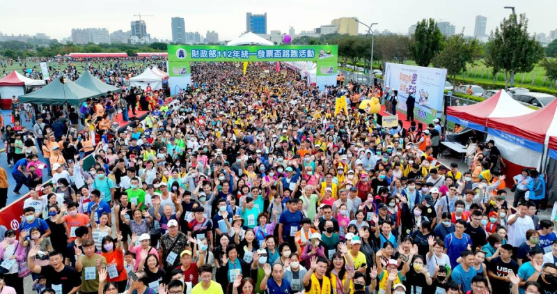 統一發票盃路跑 成功號召1.8萬名跑者齊聚中央公園。   財政部中區國稅局/提供