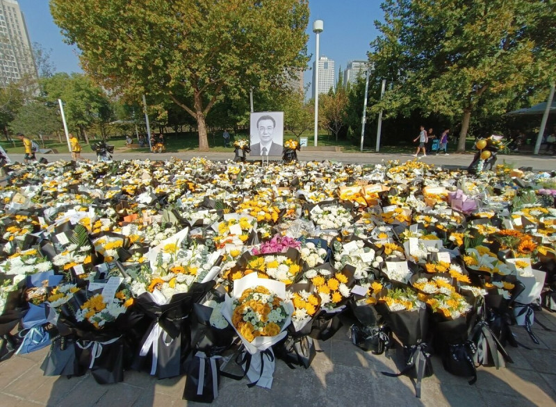 鄭州千璽廣場 29 日被民眾送來悼念李克強的菊花給覆蓋。   圖:翻攝自 X 平台「李老師不是你老師」 