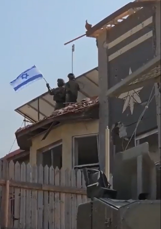 以色列士兵在加薩地區升起以國國旗。   圖/翻攝自X平台