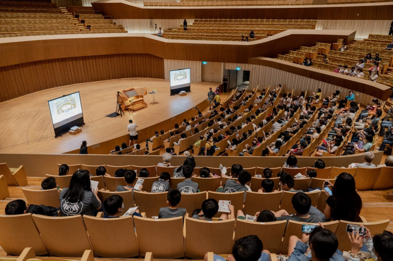 「高雄市校園藝術to go體驗計畫」帶學生參訪衛武營藝文中心。   圖：高雄市文化局/提供