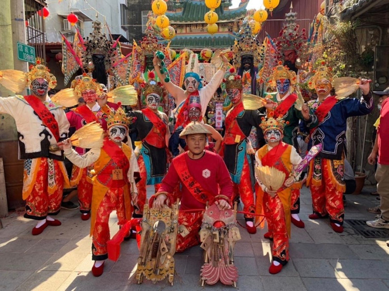 超過百年以上的老家將陣頭，至今仍由小朋友扮演的文武二差。   圖：全台白龍庵如性慈敬堂／提供