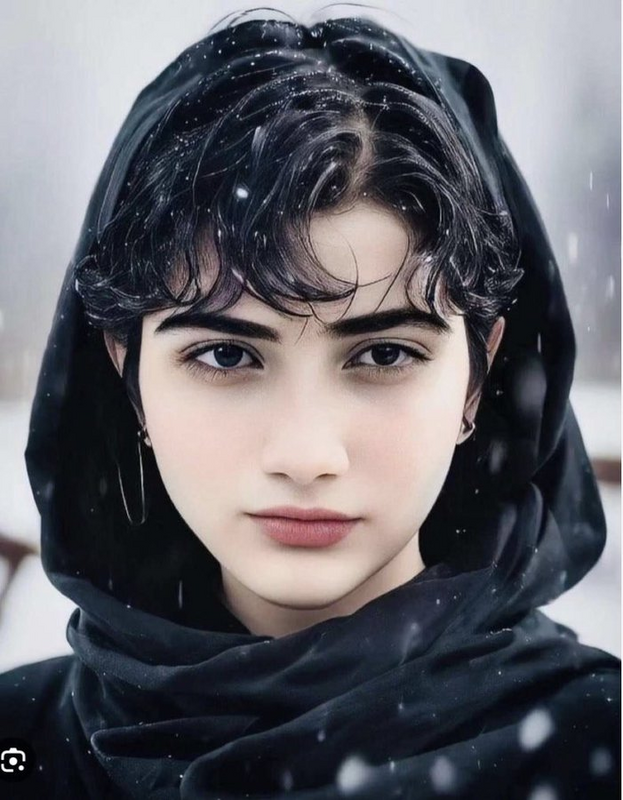 因沒戴面紗，被道德警察打至腦死的伊朗女孩加拉萬德。   圖：翻攝自烏克蘭戰爭．最新進展 X（前推特）帳號