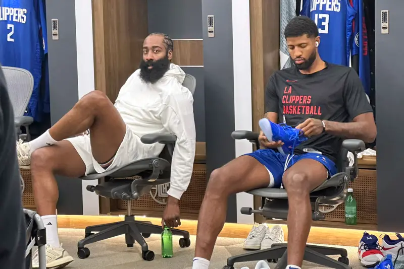 「大鬍子」哈登（James Harden）正式降臨洛杉磯，一派輕鬆坐在快艇休息室。   圖／美聯社／達志影像