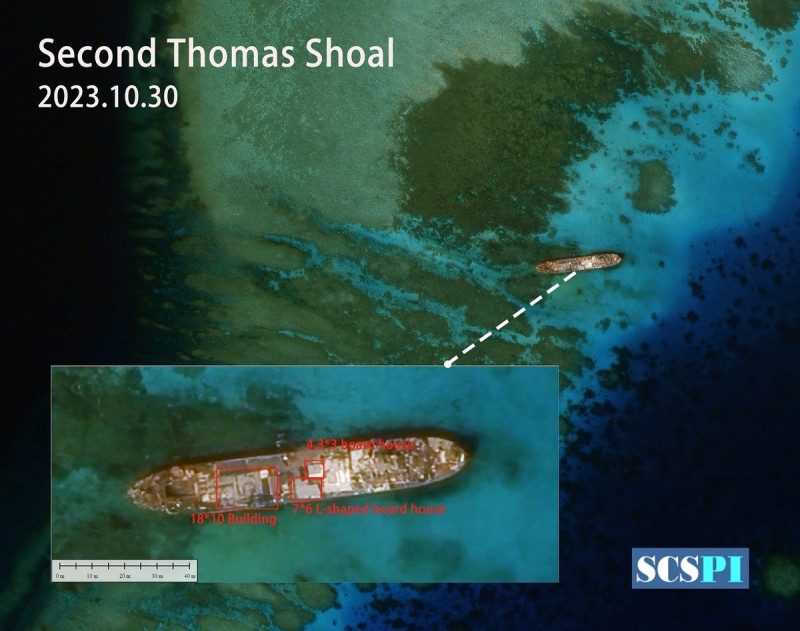 中國智庫「南海戰略態勢感知計劃平台」(SCSPI)公布坐灘仁愛礁菲國軍艦「馬德雷山號」影像，指甲板上已可明顯看到3處建物設施，認為短期內該船不太可能倒塌，菲律賓沒有理由再以人道為由運送建築材料。   圖：翻攝「X」@SCS_PI