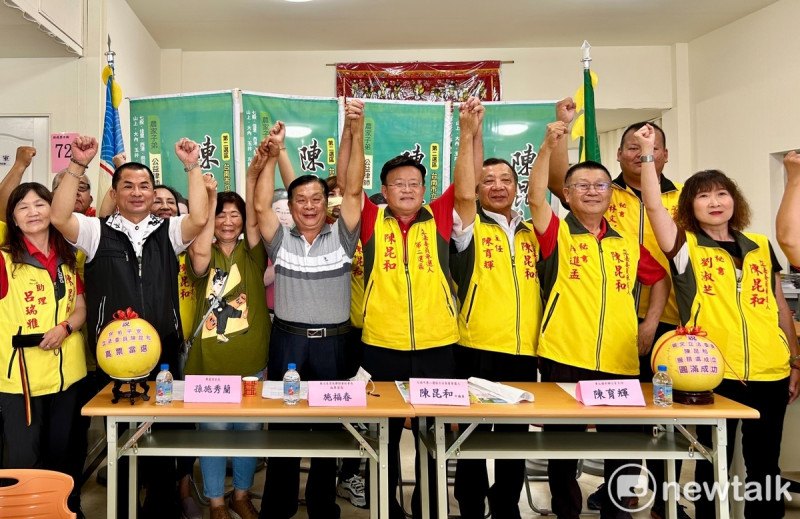 台南市第二選區立委參選人陳昆和訂於11月5日（日）在麻豆區新生北路、中正路口廣場舉行「曾文競選總部成立大會」，陳昆和今日舉行記者會，麻豆區里長聯誼會施福春副會長（油車里長）、興農里孫施秀蘭里長等地方人士均出席站台推薦。   圖：黃博郎／攝