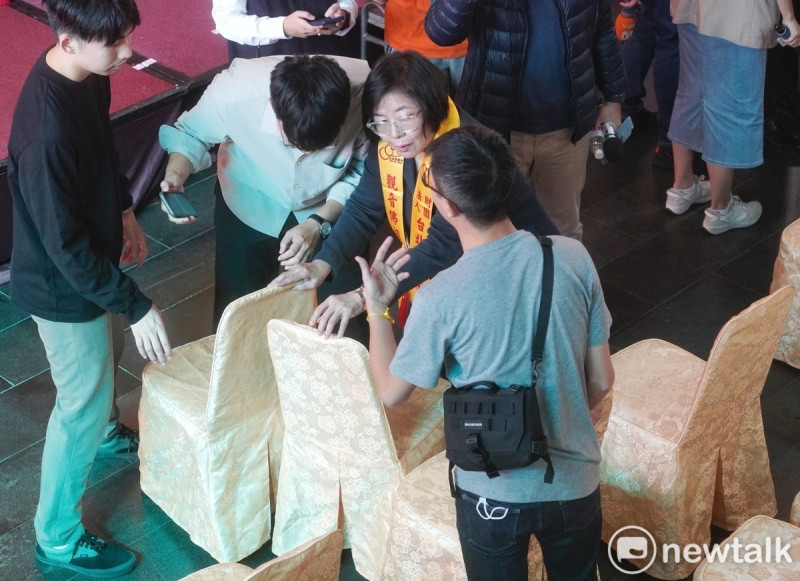 國民黨台北市黨部主委黃呂錦茹嘗試想移動位子。   圖：張良一 / 攝
