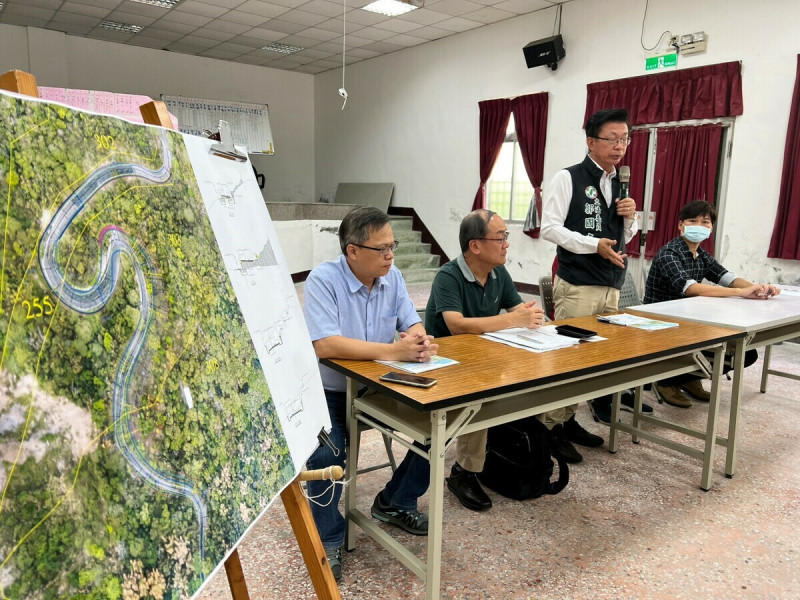 立委郭國文向關山里民詳明說明他已爭取到7000萬元的道路修復工程。   圖：黃博郎／攝