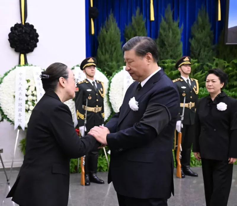 中國國家主席習近平與李克強遺孀程虹握手，表示深切慰問，被譏為是鱷魚的眼淚。   圖：翻攝自新華網