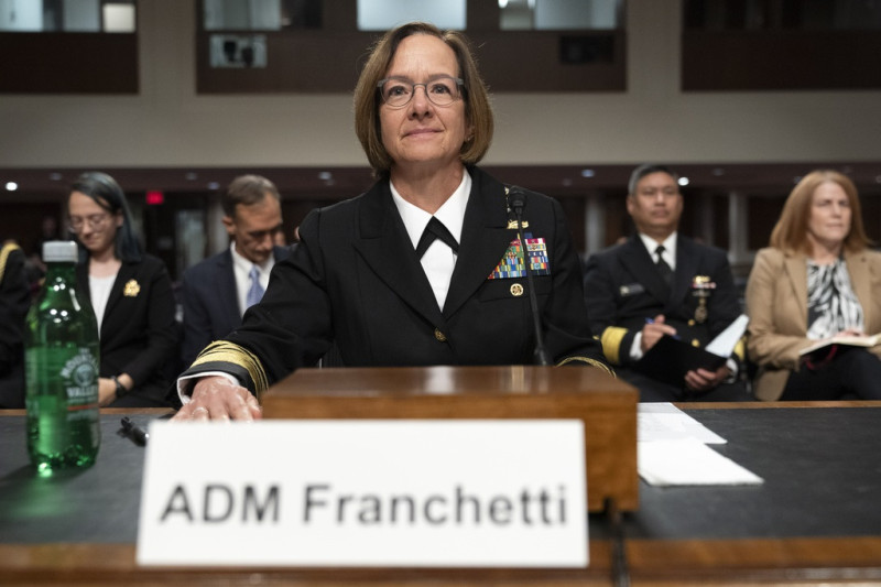 美國海軍上將弗朗凱蒂（前中）今年9 月出席參議院軍事委員會，關於她被任命海軍作戰部長的提名聽證會，到現在終獲參議院表決通過。   圖：達志影像／美聯社