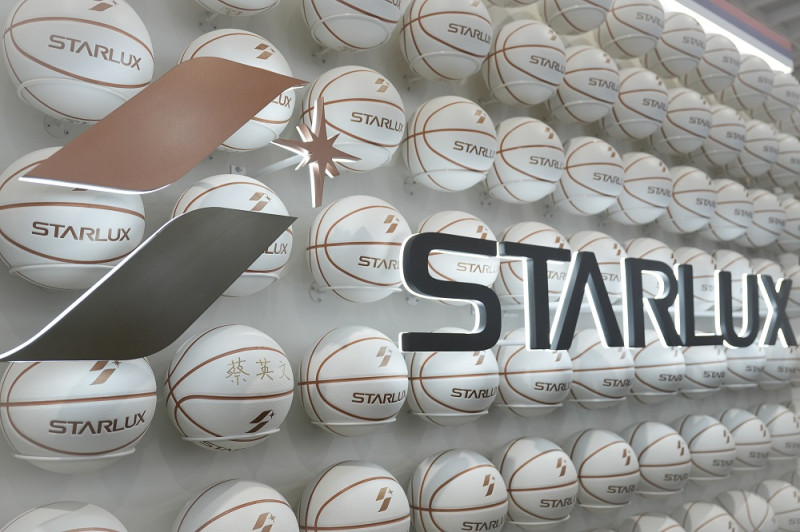 星宇航空今年旅展將美國職籃NBA洛杉磯快艇隊CLIPPERS打造時尚籃球場，把經典的球隊主場複製到活動現場。   圖：星宇航空／提供