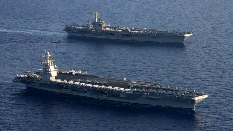  美海軍航母「福特號」與「艾森豪號」打擊群近日於東地中海展開聯演，除了是睽違 20 年來的首次，也展示對中東突發事件做出果斷反應的決心。 圖：擷取自「X」@NavalInstitute 