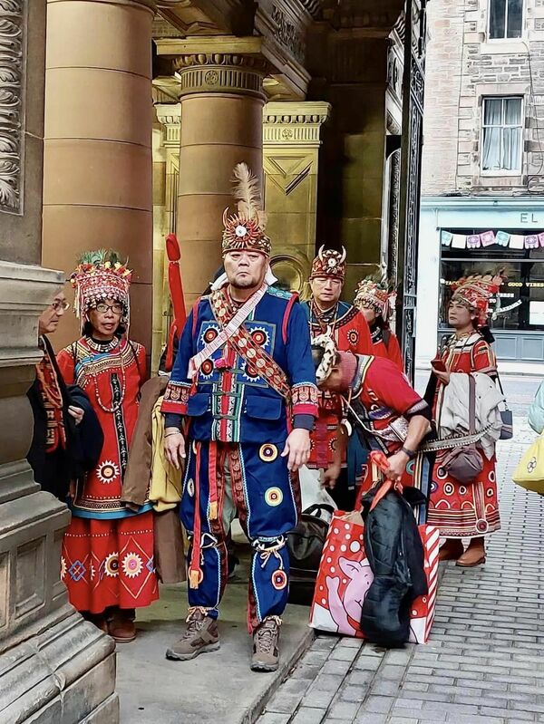 為隆重迎接祖先遺骨的回歸，排灣族人身穿傳統服飾。   圖：翻攝自伍麗華臉書