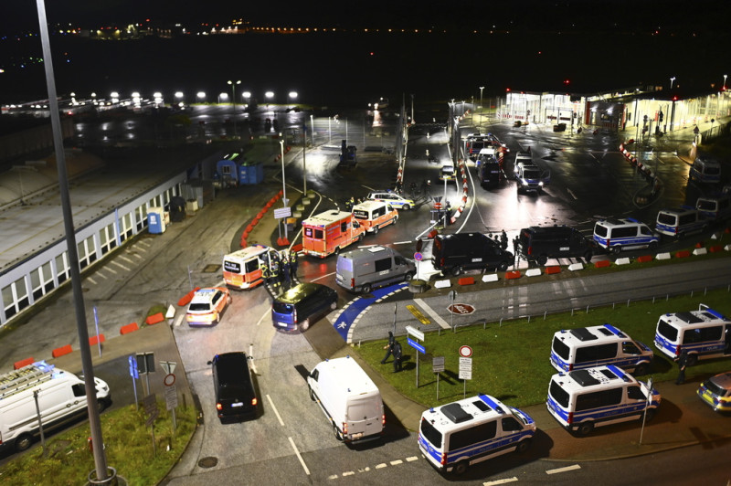 德國當地時間4日晚間8時左右，一名持械男子開車撞破漢堡機場閘門、闖入停機坪，車內一名4歲兒童人質。   圖片來源/美聯社