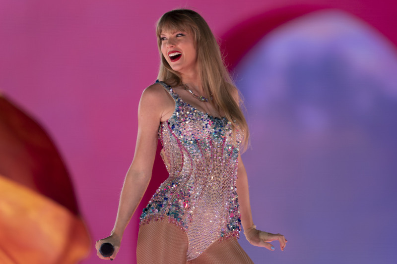 美國樂壇天后泰勒絲推出的演唱會電影「泰勒絲：時代巡迴演唱會」（Taylor Swift: The Eras Tour）截至目前在全球取得 2.05 億美元票房   達志影像/美聯社