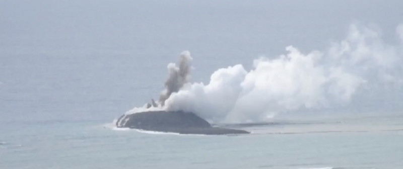 日本小笠原群島硫磺島外海近期觀測到頻繁的火山活動，而後在一次火山噴發中，大量石塊沉積形成陸地，一座新島嶼隨之誕生。   圖：日本海上自衛隊提供