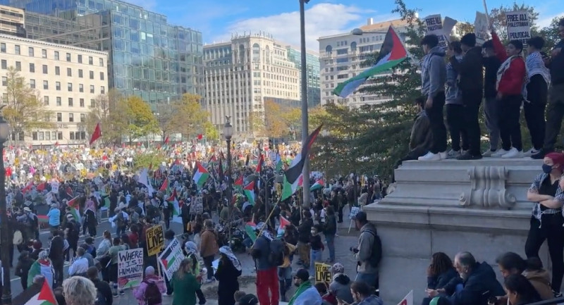 針對美國政府遲遲不肯呼籲以色列停火，上萬名群眾聚集於華府示威，指控總統拜登「犯下種族滅絕罪」。   圖：擷自「X」@SprinterX99880 
