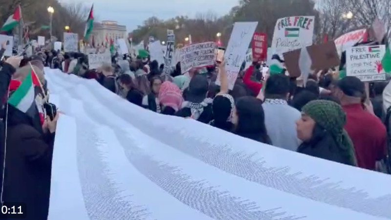 此次示威中，民眾合力拉起一幅巨大清單，上頭密密麻麻寫下在空襲中遇難的巴勒斯坦人姓名。   圖：擷自「X」@MustafaBarghou1