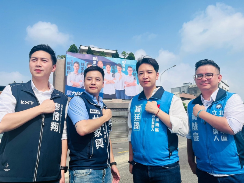 羅廷瑋（右二）在國民黨中市立委4位年輕參選人中，被認為最有希望為國民黨取勝者。   羅廷瑋/提供