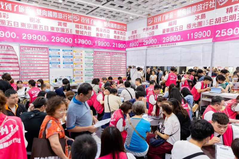 2023 ITF台北國際旅展展期第3天，根據台灣觀光協會統計，全天入場人數逾11萬人次，參展飯店、旅行社業者推出不少打折促銷吸客，民眾開心挖寶找好康。   圖：台灣觀光協會提供