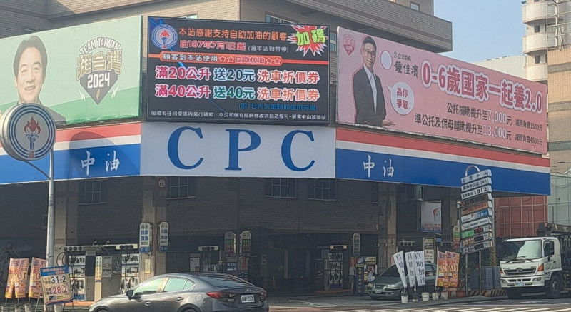 近日屏東街頭出現鍾佳濱主打政績的宣傳看板。   圖：鍾佳濱服務處/提供