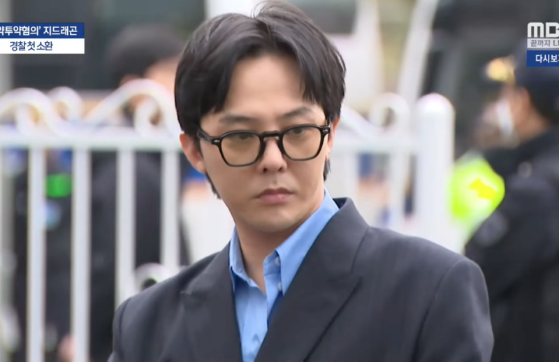 G-Dragon（權志龍）近日捲入吸毒風波，稍早他在律師陪同下現身警局。   圖：翻攝自MBC NEWS