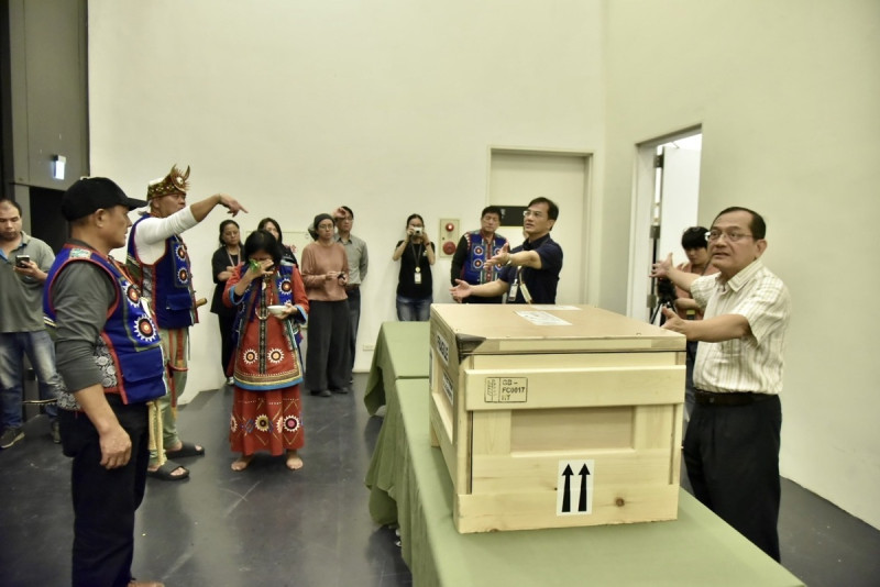 遺骨凌晨抵達國立台灣史前文化博物館南科考古館。   圖： 原住民族委員會提供