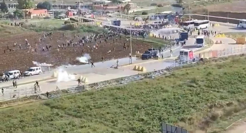 土耳其警察和特種部隊在阿達納市因吉爾利克空軍基地前使用水砲、催淚瓦斯和橡皮子彈驅散了至少 5000 名親巴勒斯坦和哈瑪斯支持者。   圖：翻攝自@sentdefender