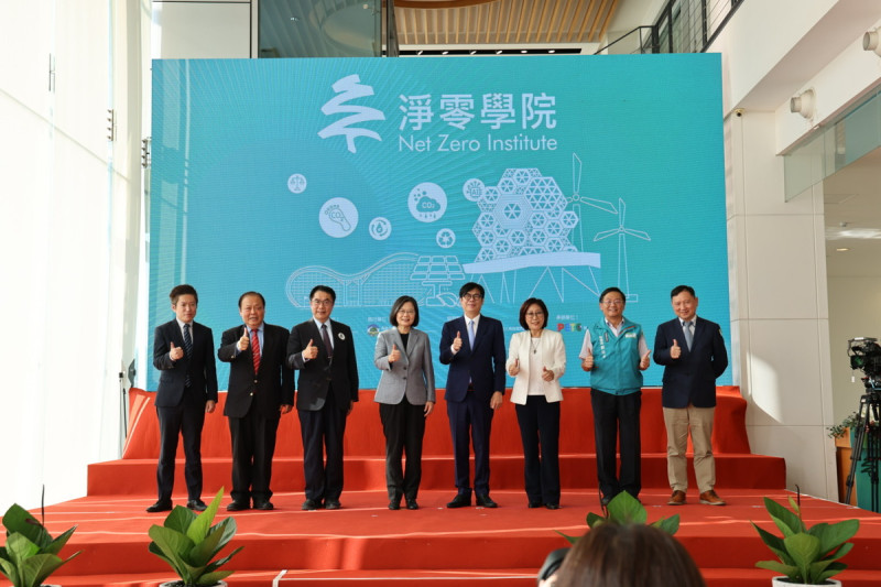 台灣要與在環境治理上打假球的北京當局保持距離。圖為蔡英文(左四)、陳其邁(右四)見證「淨零學院」正式成立畫面。   圖：高雄市環保局/資料照片