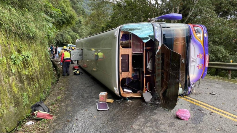 昨(5)日下午15時14分在宜蘭太平山公路發生遊覽車翻覆事故，造成1死38傷。   圖：宜蘭縣消防局／提供