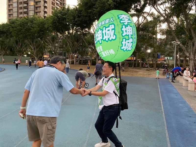 三重立委選區共有 103 里，目前李坤城已徒步走完選區超過 3 分之 1 的範圍，感受到鄉親的熱情支持。   圖：取自李坤城臉書