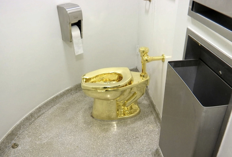 黃金馬桶「美國」由是義大利藝術家卡特蘭創作的作品，由 18K 黃金製成，重量是一般馬桶的2 倍（ 227 磅），功能與一般馬桶無異。   圖 : 達志影像/美聯社