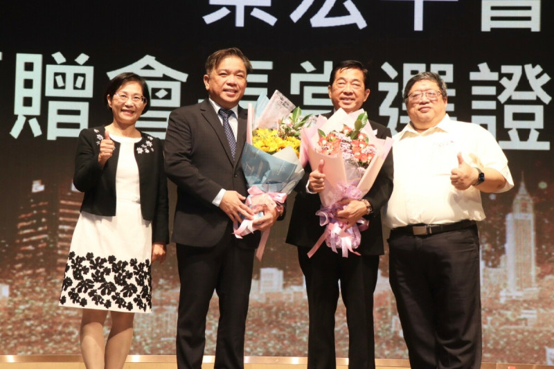 蔡聯芳(右二)、蔡宏平(左二)與姜正明(右一)、李美金(左一)兩位校長。   圖：高雄市教育局/提供