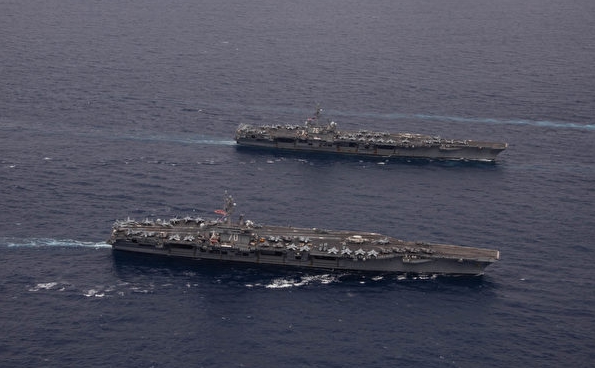 雷根號航母打擊群（Ronald Reagan Carrier Strike Group）、卡爾‧文森號航母打擊群（Carl Vinson Carrier Strike Group）、和日本海上自衛隊（JMSDF）於 4 日至 8 日在南海進行軍演。   圖 : 翻攝自 US Navy