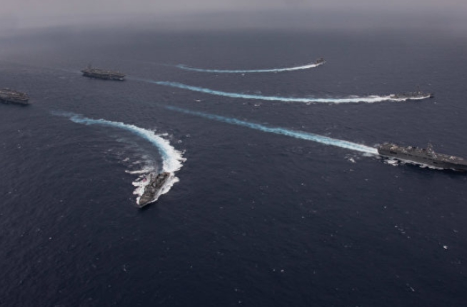 雷根號航母打擊群（Ronald Reagan Carrier Strike Group）、卡爾‧文森號航母打擊群（Carl Vinson Carrier Strike Group）、和日本海上自衛隊（JMSDF）在南海進行軍演。   圖 : 翻攝自 US Navy
