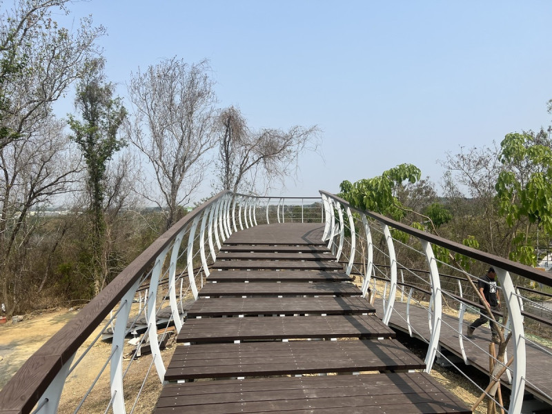 關廟森林公園於近日改造完成，新增抬升式景觀步道。   圖：台南市政府觀光旅遊局／提供