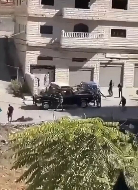 網路盛傳巴勒斯坦總理阿巴斯的車隊遭到襲擊，一名警衛因此死亡。   圖：翻攝自 NEXTA X（前推特）帳號
